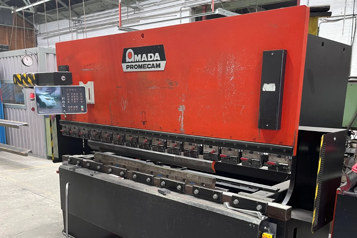 Maschine zum Bearbeiten von Kanten von Blechen